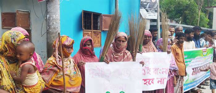 বগুড়ায় বিএনপি নেতার বিরুদ্ধে ঝাড়ু হাতে মানববন্ধন