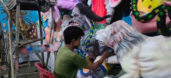টাঙ্গাইলে এবার ১৩৫৭ মন্ডপে দুর্গাপূজা, তুলির শেষ আঁচড়ে ব্যস্ত শিল্পীরা