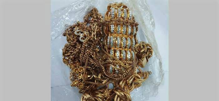 বিমানযাত্রীর জুতায় মিলল সোনার গহনা