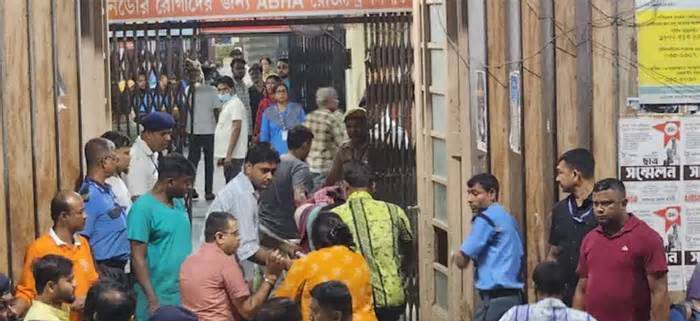 কলকাতায় দুর্গাপূজার মণ্ডপে পদদলিত হয়ে নিহত ১৭