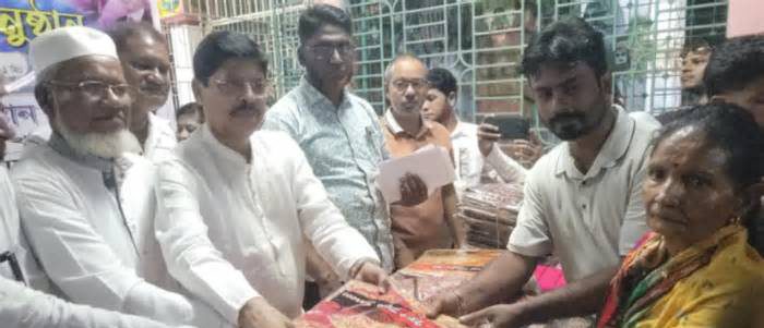 দুর্গাপূজা উপলক্ষে শেরপুরে শাড়ি ও নগদ অর্থ বিতরণ