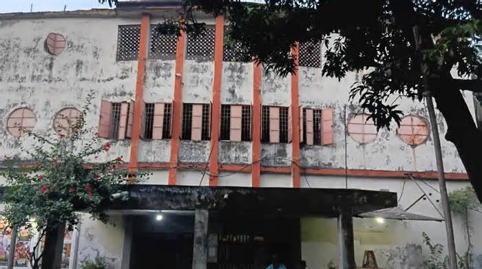 ছবি চালিয়ে বিদ্যুৎ বিলও ওঠে না, চিরতরে বন্ধ হচ্ছে গাজীপুরের ‘উল্কা’ সিনেমা হল