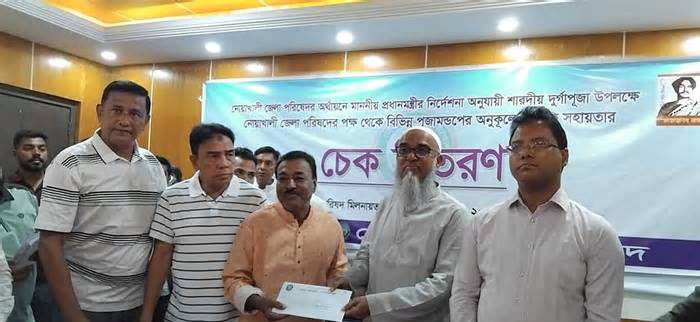 নোয়াখালীর বিভিন্ন পূজামন্ডপে জেলা পরিষদের অনুদান