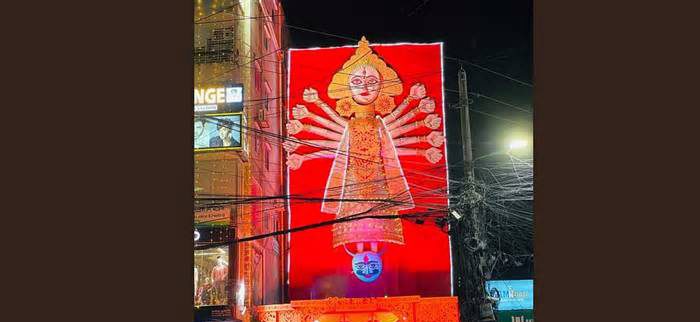 রাজশাহীতে ৪৫ ফুটের দুর্গাপ্রতিমা, দেখতে দর্শনার্থীদের ভিড়