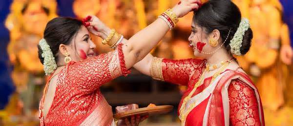 সিঁদুর খেলায় দুর্গার বিদায়, ‘আসছে বছর আবার হবে’