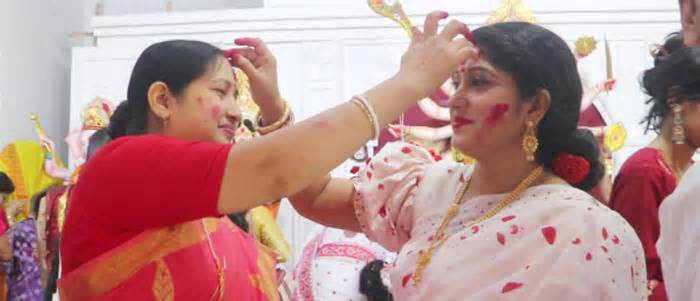 বিদায়ের সুর আর সিঁদুর খেলায় মাতোয়ারা সনাতন ধর্মের নারীরা