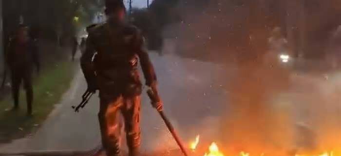 খাগড়াছড়িতে আধাবেলার অবরোধে সড়কে কাঠের গুড়ি, টায়ারে আগুন