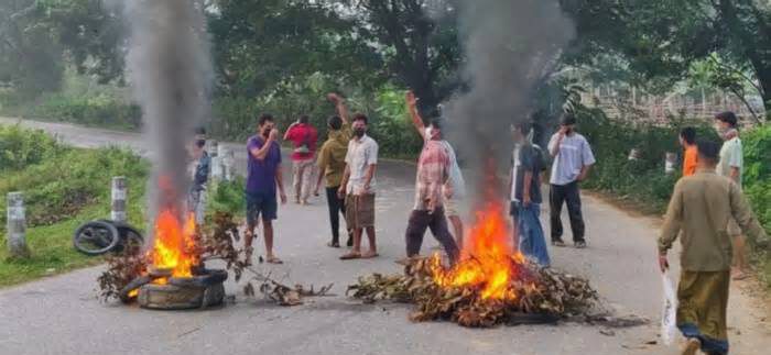 খাগড়াছড়ি-রাঙ্গামাটিতে আধাবেলা অবরোধ, সড়কে টায়ার জ্বালিয়ে বিক্ষোভ