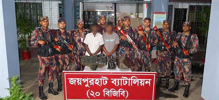 জয়পুরহাটে ভারতে পাচারের জন্য রাখা ৩ কষ্টিপাথরের মূর্তি উদ্ধার, আটক ২