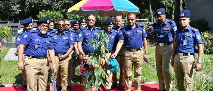 পুলিশ সদর দপ্তরে বৃক্ষরোপণ কর্মসূচি উদ্বোধন আইজিপির