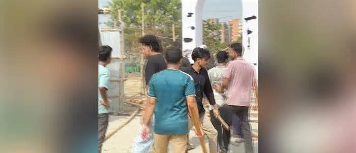 বাণিজ্য মেলা সরানোর দাবি শেকৃবি শিক্ষার্থীদের, নির্মাণাধীন স্টল ভাঙচুর