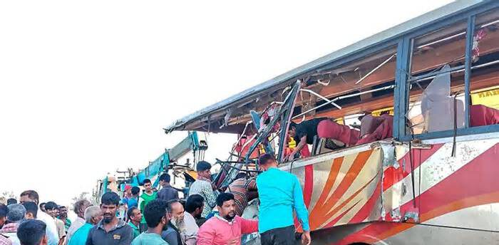রংপুরে ড্রামট্রাকে বাসের ধাক্কায় নিহত ৩