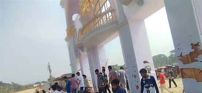 সচিবালয় স্থানান্তরের সিদ্ধান্ত: বাণিজ্য মেলার মাঠে শেকৃবি শিক্ষার্থী‌দের ভাঙচুর