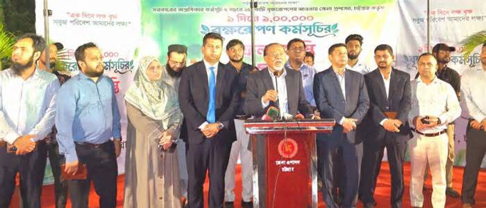 এক দিনে এক লাখ গাছের চারা রোপণ, চট্টগ্রামে সবুজ ফিরিয়ে আনার ব্যতিক্রমী উদ্যোগ