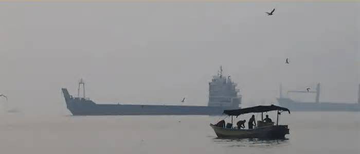 হরমুজ প্রণালিতে মাইনের আঘাতে ৩ তেলবাহী ট্যাংকারে আগুন, দাবি আইআরজিসির