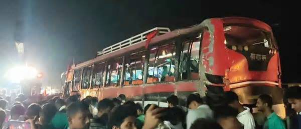 রংপুরের মহাসড়কে বৃষ্টির মধ্যে উল্টে গেল যাত্রীভর্তি বাস, বহু হতাহত