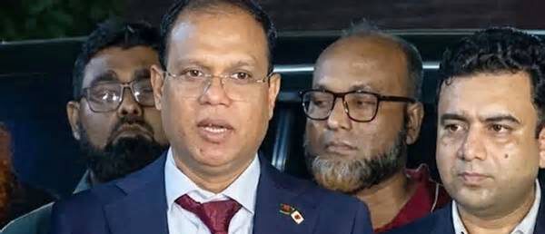 অন্য বিমানে ফেরার সুযোগ থাকলেও সফরসঙ্গীদের ছেড়ে যাননি প্রধানমন্ত্রী