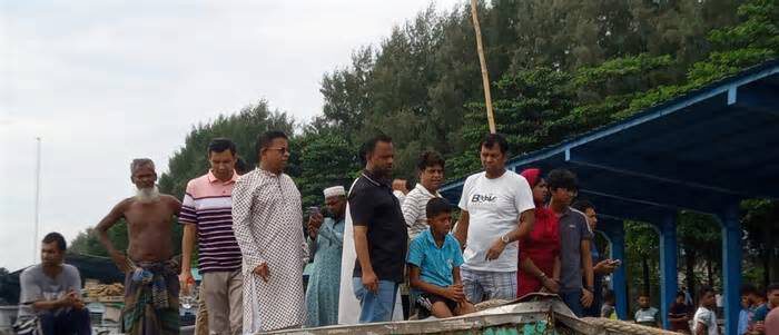 কীর্তনখোলায় কোস্ট গার্ডের জাহাজের ধাক্কা, অল্পের জন্য রক্ষা পেল গমবাহী কার্গো