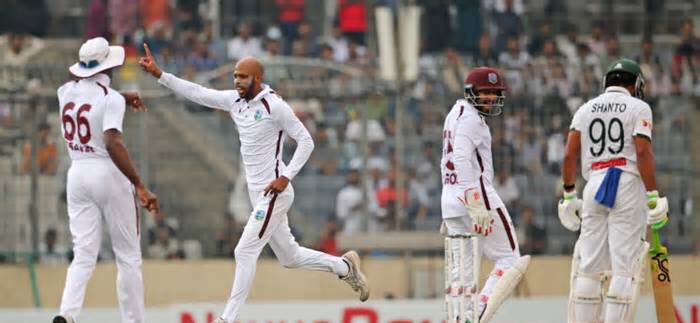 ৩৪ রানে ৪ উইকেট হারানোর পর বৃষ্টির বাধা