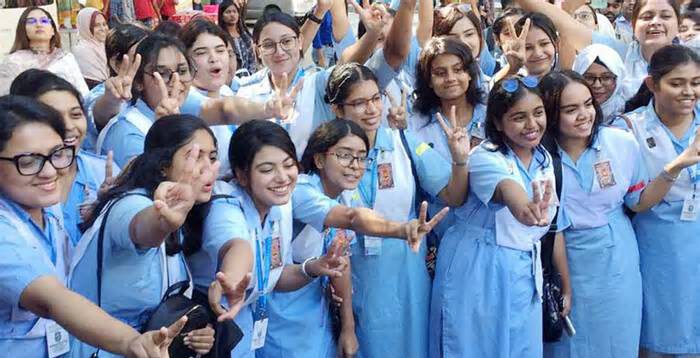 এইচএসসি ও সমমানের পরীক্ষার ফল প্রকাশ, পাসের হার ৫২.১২ শতাংশ