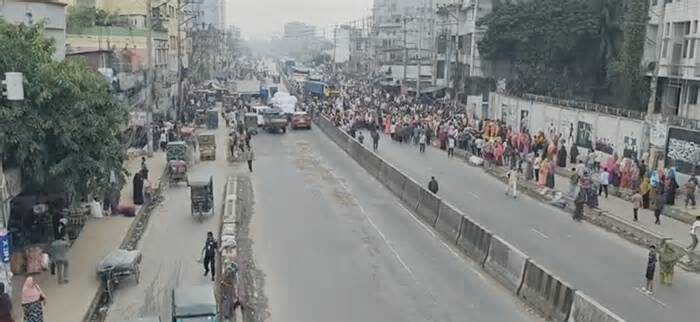 গাজীপুরে বেতন বৃদ্ধির দাবিতে মহাসড়ক অবরোধ | Boishakhi Online